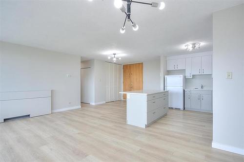 601-1305 Grant Ave, Winnipeg, MB - Indoor Photo Showing Kitchen