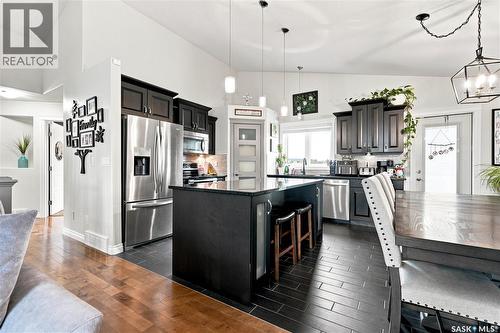 335 Dawson Crescent, Saskatoon, SK - Indoor Photo Showing Kitchen With Upgraded Kitchen