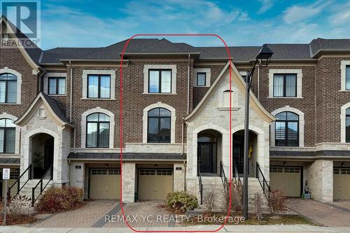 33 DUNCOMBE LANE  Richmond Hill, ON L4C 1C2