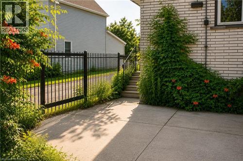 8 Robins Avenue, Hamilton, ON - Outdoor