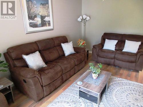 31 River Drive, Essa, ON - Indoor Photo Showing Living Room