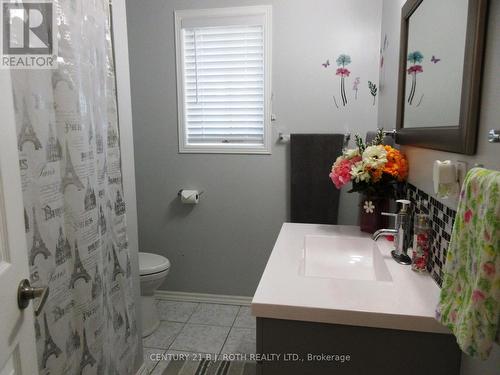 31 River Drive, Essa, ON - Indoor Photo Showing Bathroom