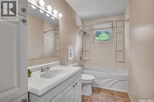 2945 Preston Avenue S, Saskatoon, SK - Indoor Photo Showing Bathroom