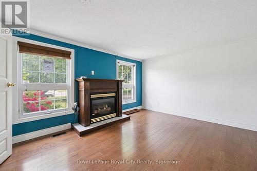 628 Willow Road, Guelph (Willow West/Sugarbush/West Acres), ON - Indoor Photo Showing Living Room With Fireplace