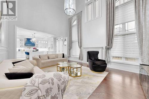 60 Chesney Crescent, Vaughan, ON - Indoor Photo Showing Living Room