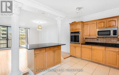 837 - 33 Harbour Square, Toronto, ON - Indoor Photo Showing Kitchen