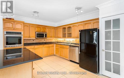 837 - 33 Harbour Square, Toronto, ON - Indoor Photo Showing Kitchen