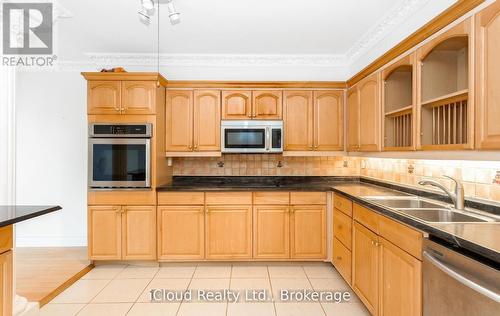837 - 33 Harbour Square, Toronto, ON - Indoor Photo Showing Kitchen With Double Sink