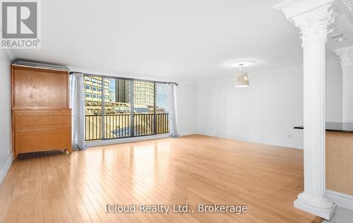 837 - 33 Harbour Square, Toronto, ON - Indoor