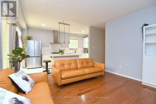 22 Moore Crescent, Hamilton, ON - Indoor Photo Showing Living Room