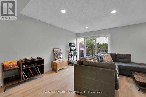282 Dalehurst Drive, Ottawa, ON - Indoor Photo Showing Living Room