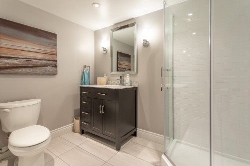 Salle de bains - 108 Av. Angell, Beaconsfield, QC - Indoor Photo Showing Bathroom
