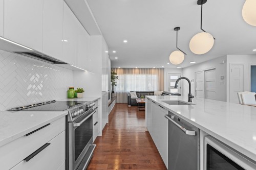 Kitchen - 237 Av. Vinet, Dorval, QC - Indoor Photo Showing Kitchen With Upgraded Kitchen