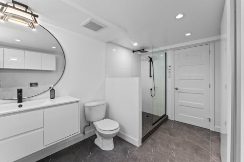 Bathroom - 237 Av. Vinet, Dorval, QC - Indoor Photo Showing Bathroom