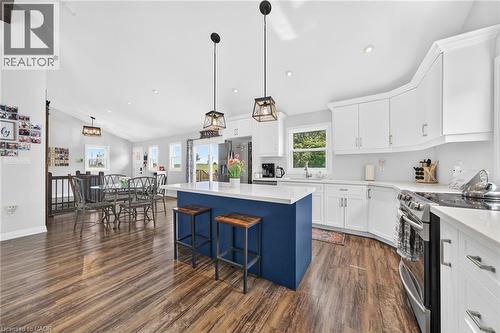 967 4Th Line, Caledonia, ON - Indoor Photo Showing Kitchen With Upgraded Kitchen