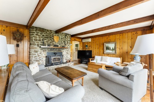 Salon - 14 Ch. Glassford, Austin, QC - Indoor Photo Showing Living Room With Fireplace