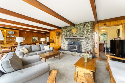 Salon - 14 Ch. Glassford, Austin, QC - Indoor Photo Showing Living Room With Fireplace
