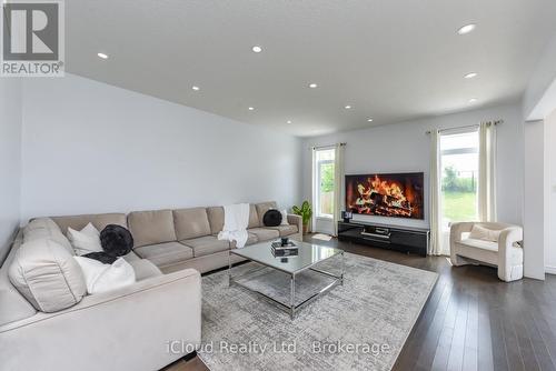 132 Drone Crescent, Guelph, ON - Indoor Photo Showing Living Room