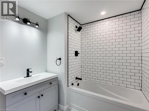 67 Cope Street, Hamilton, ON - Indoor Photo Showing Bathroom
