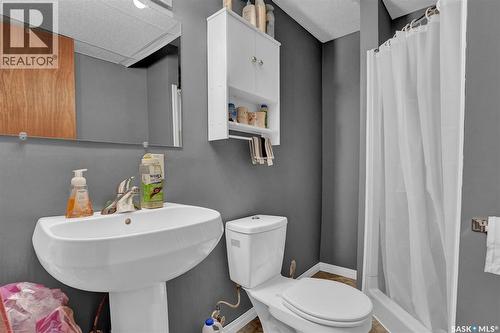 246/242 Westview Drive, Balgonie, SK - Indoor Photo Showing Bathroom