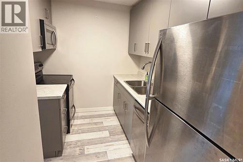 1724 425 115Th Street E, Saskatoon, SK - Indoor Photo Showing Kitchen With Double Sink