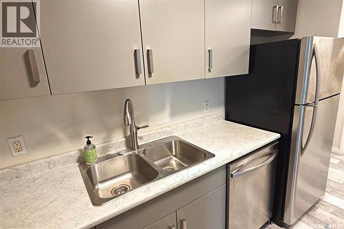 1724 425 115Th Street E, Saskatoon, SK - Indoor Photo Showing Kitchen With Double Sink