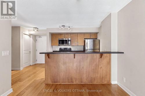 This image has been virtually staged. - 604 - 138 Somerset Street W, Ottawa, ON - Indoor Photo Showing Kitchen