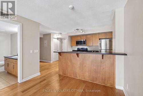 This image has been virtually staged. - 604 - 138 Somerset Street W, Ottawa, ON - Indoor Photo Showing Kitchen