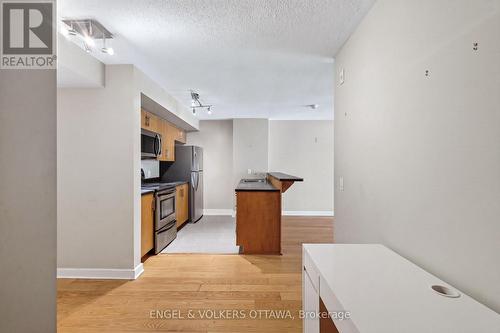 This image has been virtually staged. - 604 - 138 Somerset Street W, Ottawa, ON - Indoor