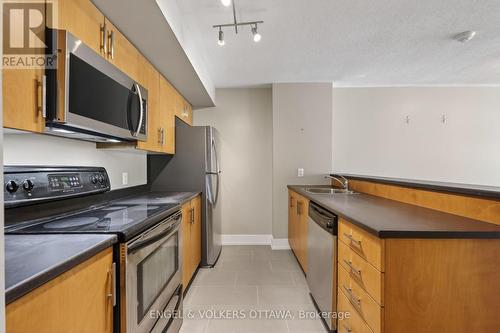 This image has been virtually staged. - 604 - 138 Somerset Street W, Ottawa, ON - Indoor Photo Showing Kitchen