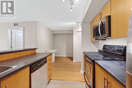 This image has been virtually staged. - 604 - 138 Somerset Street W, Ottawa, ON - Indoor Photo Showing Kitchen