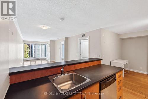604 - 138 Somerset Street W, Ottawa, ON - Indoor Photo Showing Kitchen