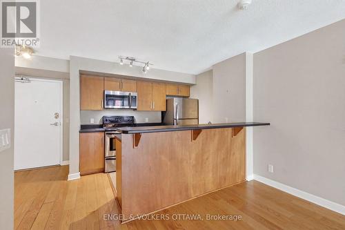 This image has been virtually staged. - 604 - 138 Somerset Street W, Ottawa, ON - Indoor Photo Showing Kitchen
