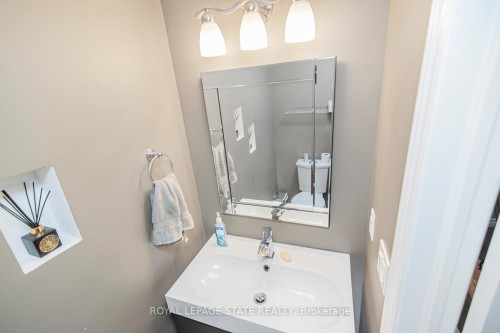 443 Eleventh Road E, Hamilton, ON - Indoor Photo Showing Bathroom