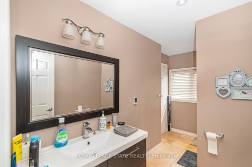 443 Eleventh Road E, Hamilton, ON - Indoor Photo Showing Bathroom