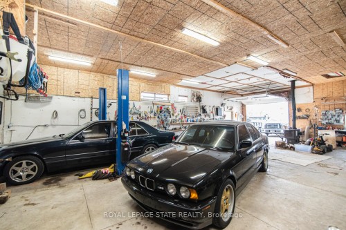 443 Eleventh Road E, Hamilton, ON - Indoor Photo Showing Garage