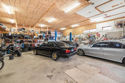 443 Eleventh Road E, Hamilton, ON - Indoor Photo Showing Garage