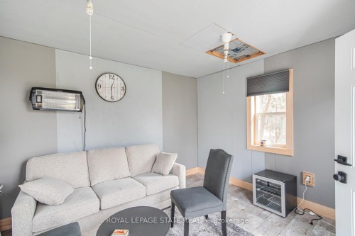 443 Eleventh Road E, Hamilton, ON - Indoor Photo Showing Living Room
