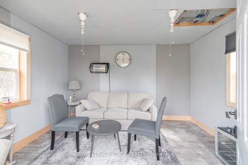 443 Eleventh Road E, Hamilton, ON - Indoor Photo Showing Living Room