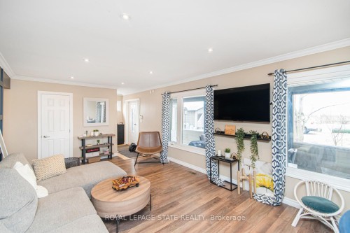 443 Eleventh Road E, Hamilton, ON - Indoor Photo Showing Living Room