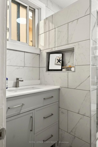 66 Beechwood Avenue, Hamilton, ON - Indoor Photo Showing Bathroom
