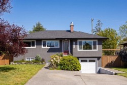 2935 Oriole St Saanich, BC V8R 2W9