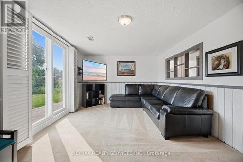 20 Malcolm Crescent, Brampton, ON - Indoor Photo Showing Living Room