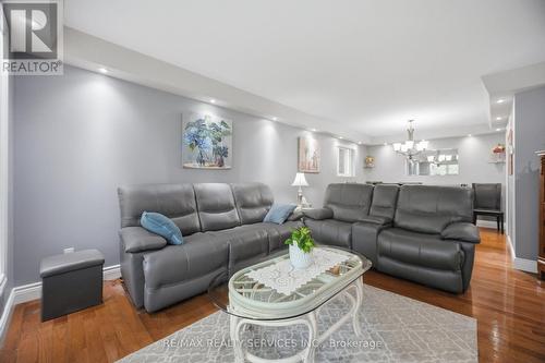 20 Malcolm Crescent, Brampton, ON - Indoor Photo Showing Living Room