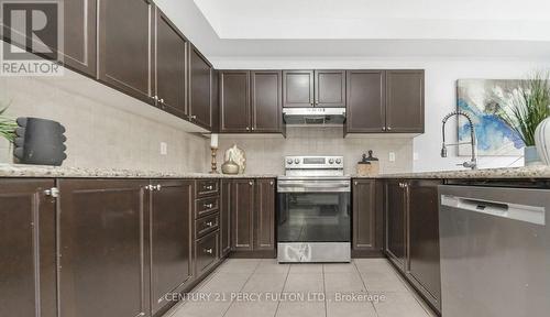 91 Laprade Square, Clarington, ON - Indoor Photo Showing Kitchen With Upgraded Kitchen