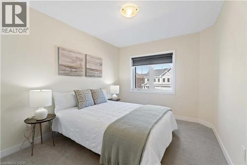 Carpeted room featuring a single window with a dark roller shade - 10 Lemon Avenue, Thorold, ON - Indoor Photo Showing Bedroom