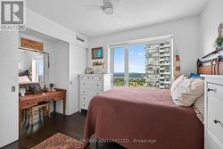 Bedroom with two separate closets - 