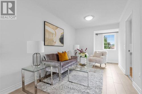 43 Bethune Way, Markham, ON - Indoor Photo Showing Living Room