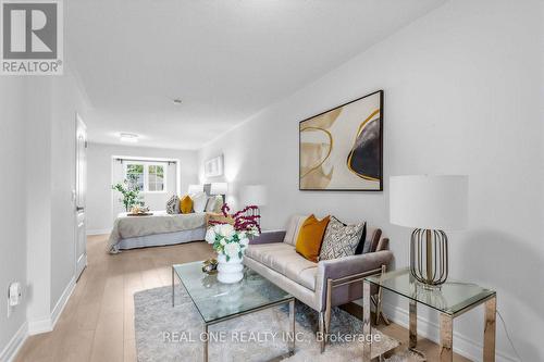 43 Bethune Way, Markham, ON - Indoor Photo Showing Living Room