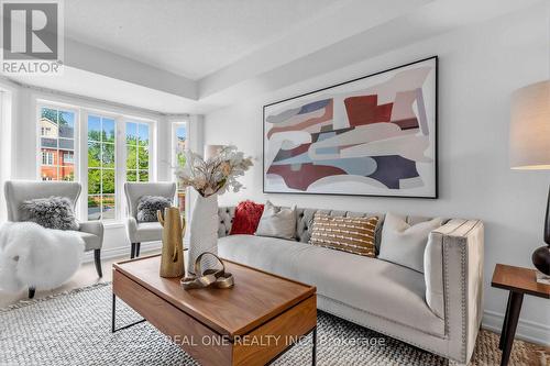 43 Bethune Way, Markham, ON - Indoor Photo Showing Living Room